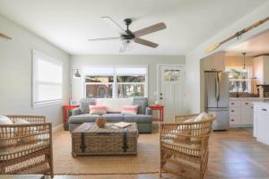 Una sala de estar con un sofá y un ventilador de techo. en Lucky One 196 San Miguel, en Avila Beach