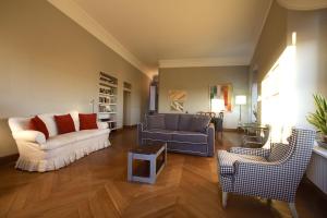 A seating area at Residenza Maggiore With Panoramic View