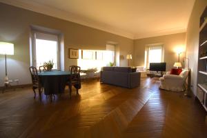 A seating area at Residenza Maggiore With Panoramic View