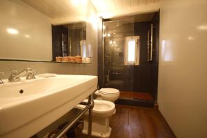 A bathroom at Residenza Maggiore With Panoramic View