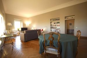 A seating area at Residenza Maggiore With Panoramic View