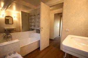 A bathroom at Residenza Maggiore With Panoramic View Még 20 kép