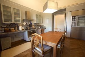 A kitchen or kitchenette at Residenza Maggiore With Panoramic View