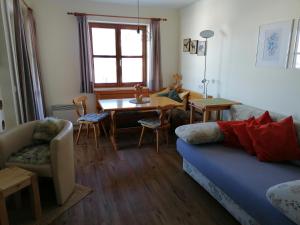 Apartments Susanne und Jasmin - Haus Sonnleitn tesisinde bir oturma alanı