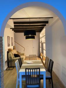 une salle à manger avec une table et des chaises bleues dans l'établissement Casa adosada a 20 min centro de Barcelona, à L'Hospitalet de Llobregat