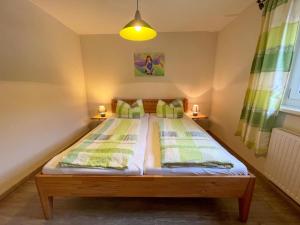 1 dormitorio con 1 cama con 2 almohadas en Ferienwohnung Sonnenaufgang en Amtzell