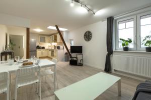 een woonkamer met een witte tafel en stoelen bij Arkadia Apartments-Schwissel-Bad Segeberg in Schwissel