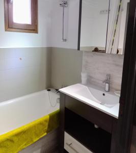 a bathroom with a sink and a bath tub at Studio RDC 4-5 pers pied des pistes in Chaillol