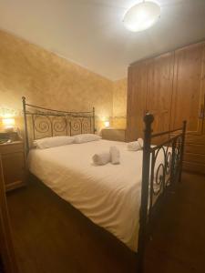 sypialnia z dużym łóżkiem z ręcznikami w obiekcie Casadolcino w mieście Campodolcino