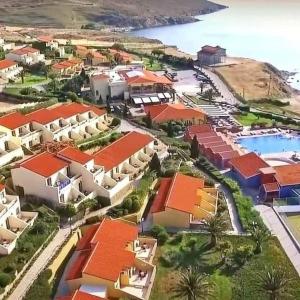 Et luftfoto af Lemnos Village Resort Hotel