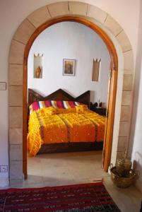 1 dormitorio con 1 cama grande en un arco en Riad Arambys, en Essaouira