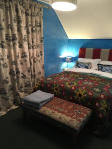 1 dormitorio con cama y banco. en Charming 3-Bed House in Abergele Wales UK en Abergele