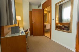 A bed or beds in a room at Hotel Valencia Alaquas