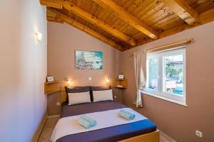 1 dormitorio con cama y ventana en Apartments Vodnica en Zaton
