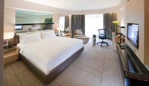 Postel nebo postele na pokoji v ubytování Dorsett Grand Subang Hotel