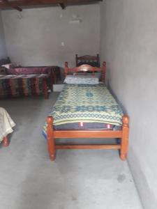 1 dormitorio pequeño con 1 cama en una habitación en ALOJAMIENTO SANTY en Iruya