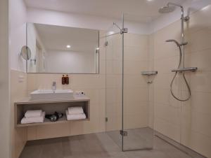 La salle de bains est pourvue d'une douche et d'un lavabo. dans l'établissement Dorint Parkhotel Frankfurt / Bad Vilbel, à Bad Vilbel