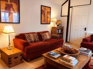 uma sala de estar com um sofá e uma mesa de centro em The Blue Cow em Fenstanton