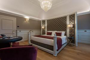 A bed or beds in a room at Boutique Hotel Villa Zoppi - Adults only