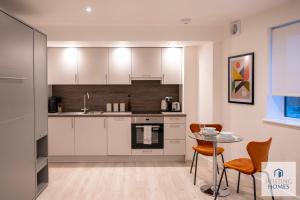 Modern Queen Street Apartment In The Heart Of Town 5