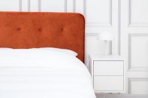 1 dormitorio con cama blanca y cabecero naranja en The Luxe Lake - Duke Housing, en Créteil