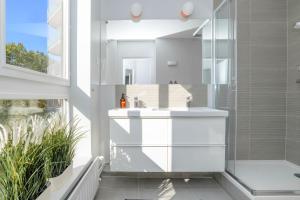 Ένα μπάνιο στο The Luxe Lake - Duke Housing +6 φωτογραφίες