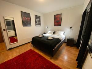 Een bed of bedden in een kamer bij Rock Hotel Salo