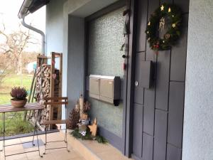 eine Tür mit einem Weihnachtskranz auf einer Veranda in der Unterkunft Apartment in der Waldstraße in Vellberg