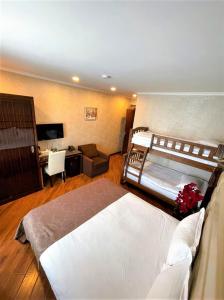 Rúm í herbergi á Hotel King David Bakuriani