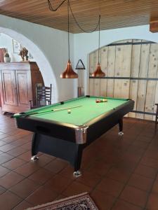 Biliár nebo kulečník v ubytování B&B Am Sahrbach