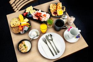 einem Holztisch mit Teller mit Lebensmitteln darauf in der Unterkunft Go Hotel Saga in Kopenhagen
