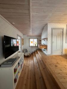 Una televisión o centro de entretenimiento en Chinova Mötesgård i Järvsö
