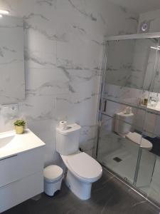 Un baño de Apartamentos Los Cabezuelos, Dream Views