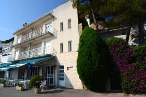 a building with a large bush in front of it at Treputxell 1-1 in L'Estartit