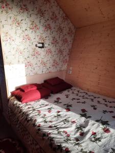 Postel nebo postele na pokoji v ubytování Metsjärve mini puhkemaja