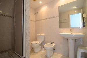 A bathroom at Treputxell 1-2