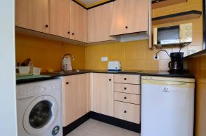 A kitchen or kitchenette at Treputxell 1-2