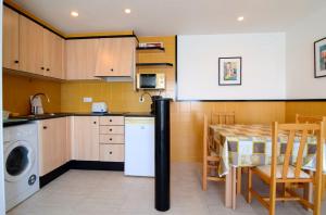 A kitchen or kitchenette at Treputxell 1-2