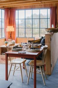 jadalnia ze stołem i krzesłami w obiekcie La cabane du potager - Ferme de Linciaux w mieście Ciney