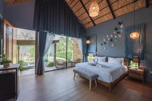 Voodi või voodid majutusasutuse The Tree Riverside Resort Kaeng Krachan toas