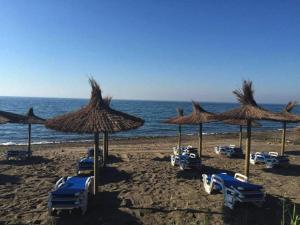 grupa leżaków i parasoli na plaży w obiekcie 116 - Penthouse with Private Pool near beach w mieście Estepona