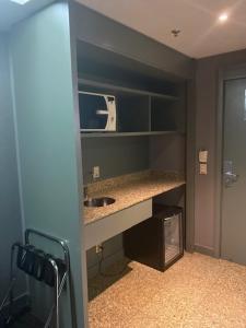 La salle de bains est pourvue d'un lavabo et d'un comptoir. dans l'établissement Flat particular - AP 102 - no Hotel, à Brasilia