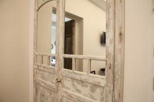 an old wooden door with a mirror in a room at Casa Fioravanti in Albinia