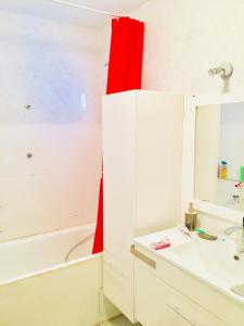 y baño con bañera, lavabo y espejo. en Les hauteurs de la Capelette en Marsella