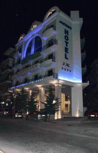 un hotel con un edificio con luz azul por la noche en J.K.Hotel Apartments, en Atenas