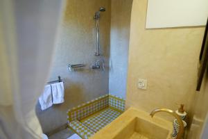 Koupelna v ubytování Riad Le Limoun and Spa