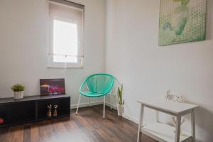 salon z krzesłem i stołem w obiekcie Like-home Casa Prazeres w Lizbonie