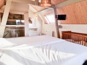 a bedroom with a white bed in a attic at Landelijke gelegen vakantiehuis ME01 in Meliskerke