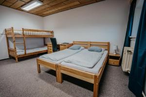 a bedroom with two bunk beds in a room at U Ztraceného potoka in Vápenná