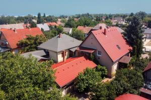 widok na wioskę z czerwonymi dachami w obiekcie Árnyas Vendégház , Lila akác apartman w mieście Balatonboglár